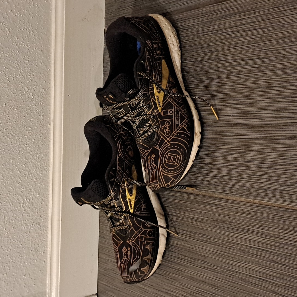 Brooks size 11 - NYC Edition Brooklyn themed